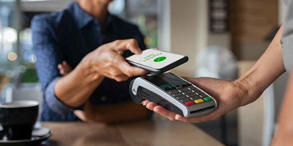 Fan paying with the app